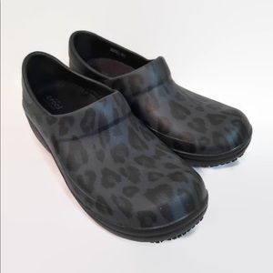 Nurse leopard black crocs